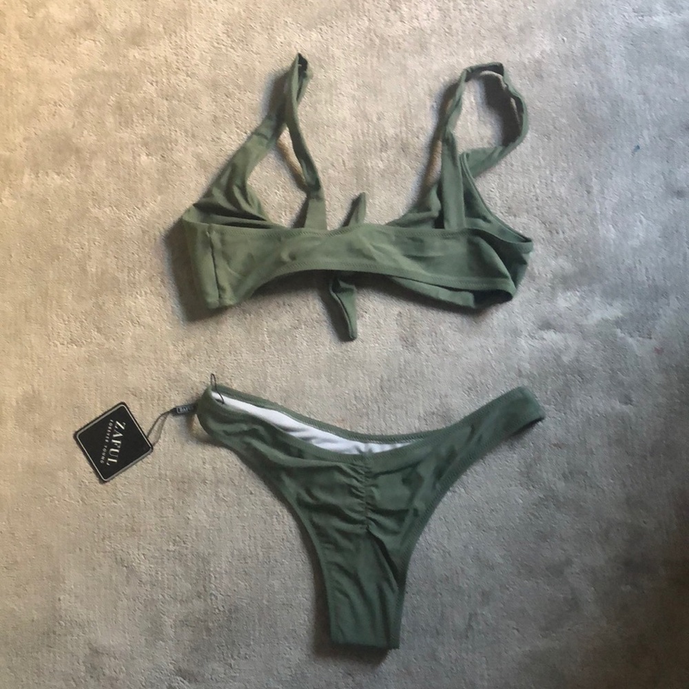 Green bikini - Picture 2 of 2